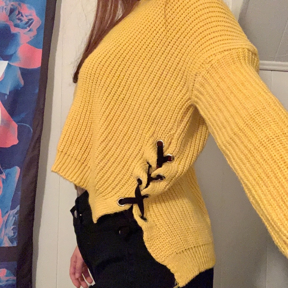 Cropped Side Tie-up Sweater